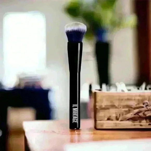 - Foundation Brush Il Makiage - Picture 1 of 2